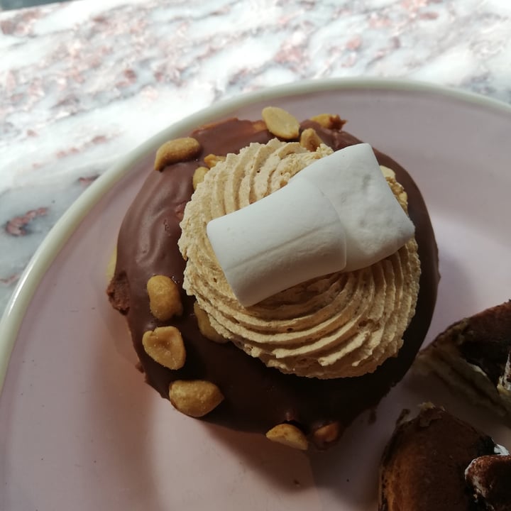 review photo of Brammibal's Donuts Znicker donut shared by @lieselotte on 28 May 2022 - review