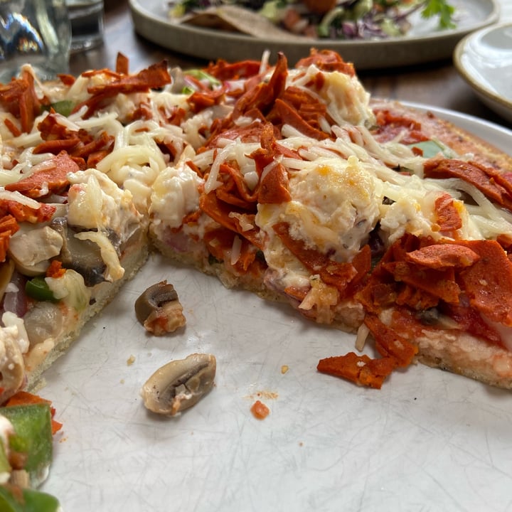 photo of Fresh on Crawford Windsor (Pizza) shared by @nowmakeitvegan on  15 Feb 2022 - review