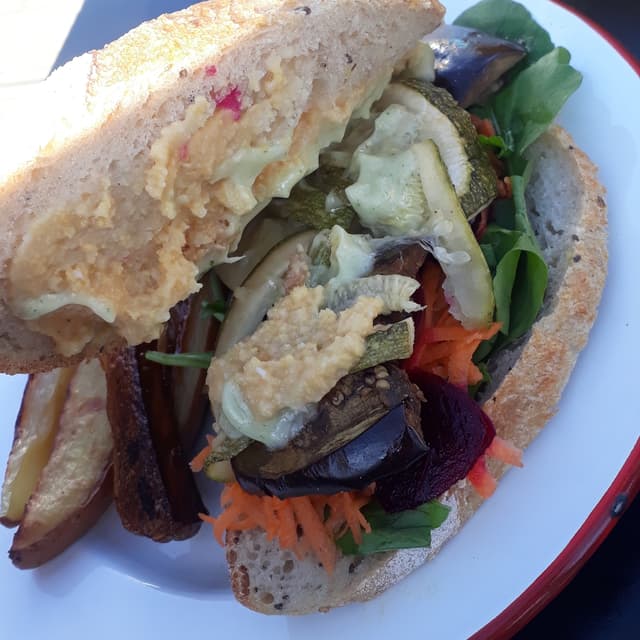 菜肴“Sandwich de zucchini, berenjenas, hummus, rúcula, etc”的照片