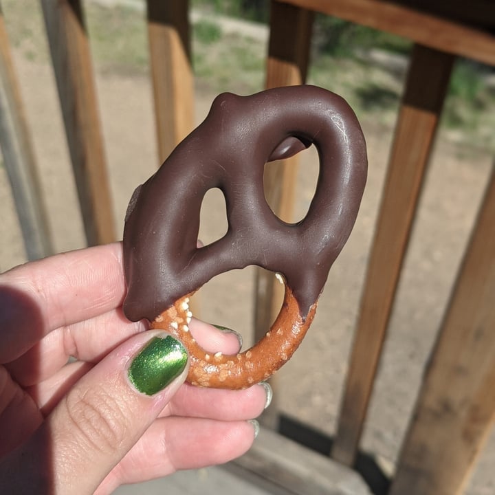 review photo of Laura's Fine Candies Dark Chocolate Covered Pretzels shared by @iszy on 22 Jun 2022 - review