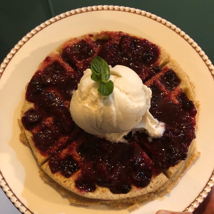 review photo of Dulcinea Café Vintage Waffle Con Salsa De Mora shared by @veganbohm on 23 Jan 2021 - review