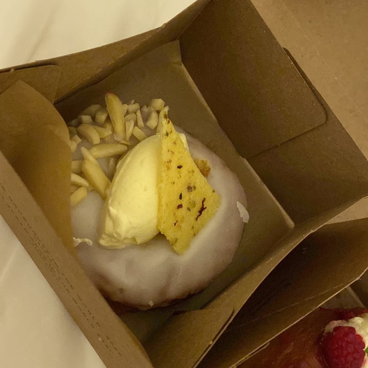 photo of Scoop 'n Dough Caipirinha Cheesecake Doughnut shared by @annabubi on  01 Nov 2022 - review