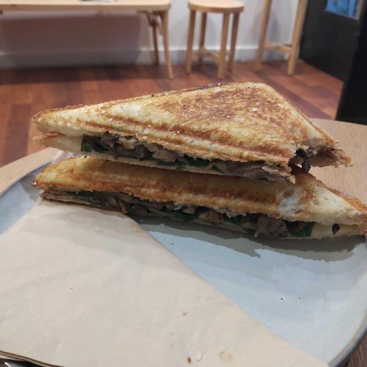 photo of UNION KIOSK Mushroom Basil Spinach + Mozz shared by @veganadam on  07 Aug 2022 - review