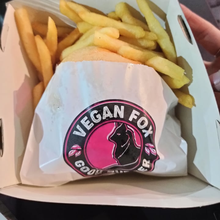 photo of VEGAN FOX Mac & cheese burger shared by @lau8683 on  28 Aug 2021 - review