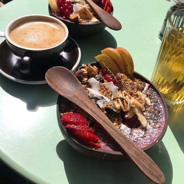 review photo of Crème Brussels Acai bowl shared by @reea on 18 Aug 2020 - review