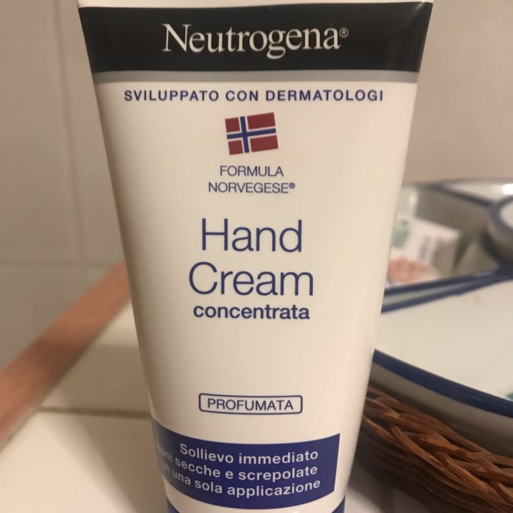 photo of Neutrogena Crema mani concentrata non profumata shared by @valentina292 on  19 Dec 2021 - review