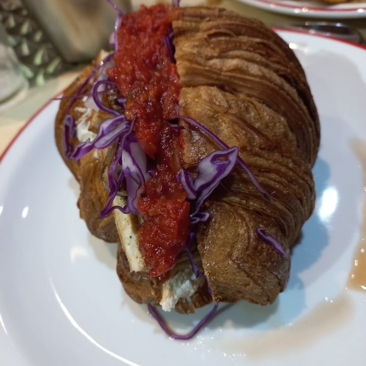 photo of Gordo Vegano Croissant salada rellena shared by @solarrua on  26 Feb 2022 - review