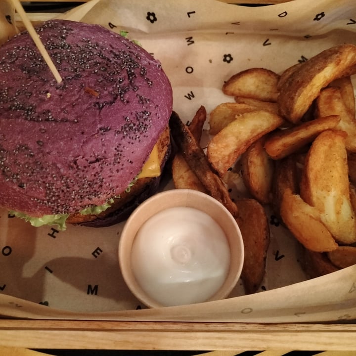 photo of Flower Burger Purple Cheesy shared by @laravale on  09 Aug 2022 - review