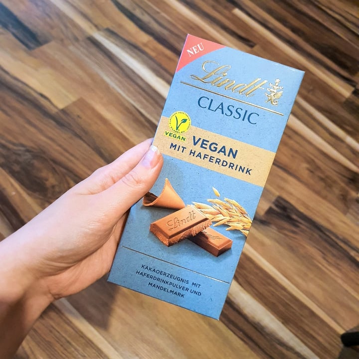 review photo of Lindt Classic Vegan Mit Haferdrink shared by @lauraelyna on 29 Oct 2021 - review