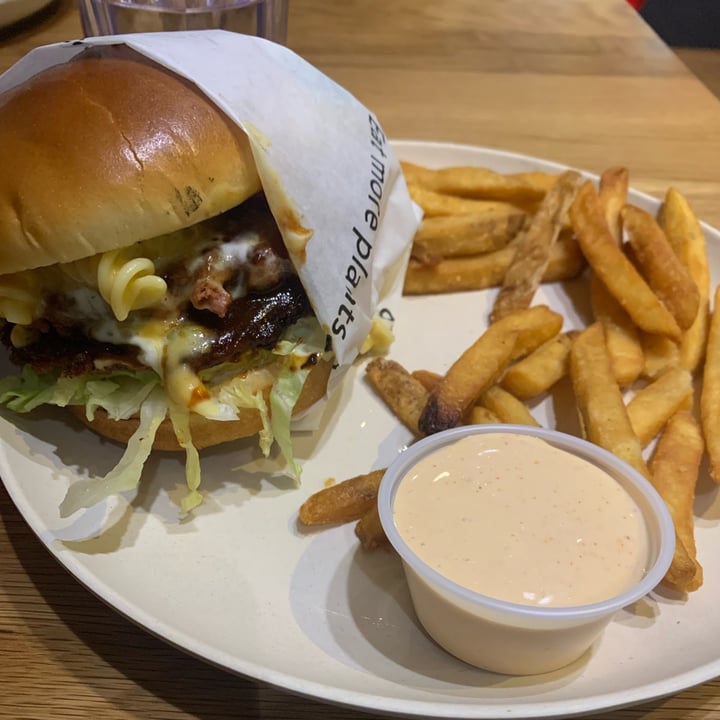 photo of Veggie Grill Double BBQ Mac Burger shared by @fractor on  05 Mar 2022 - review