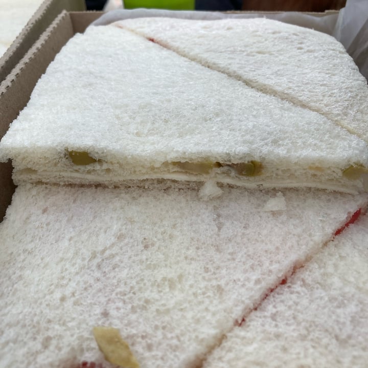 photo of Vegan Sandwich Sandwich de aceituna & queso vegetal shared by @loana on  12 Oct 2021 - review