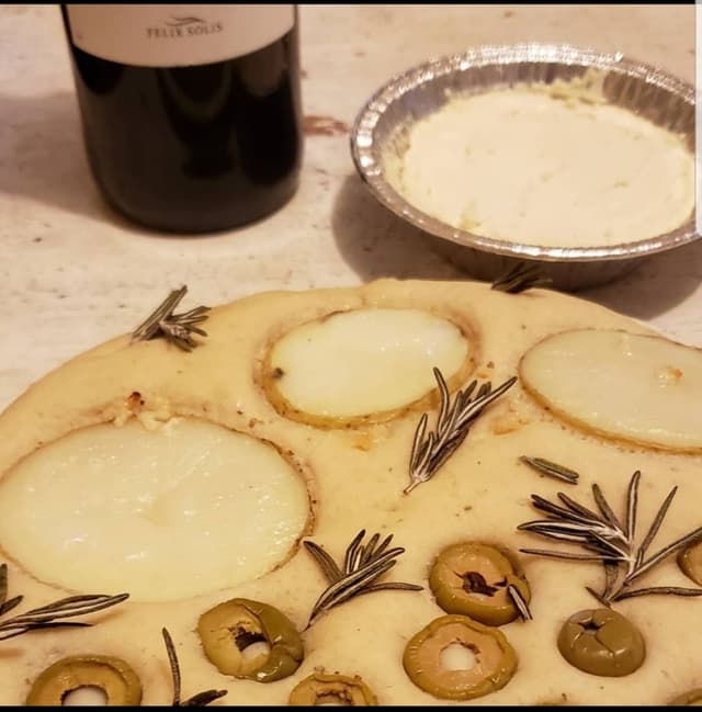 Photo of the dish “Focaccia Con Aceitunas Y Queso De Almendra.”