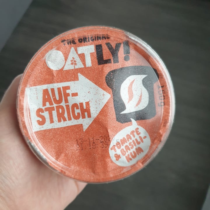 photo of Oatly Aufstrich Tomate & Basilikum (Tomato & Basil Spread) shared by @mayainle on  01 Oct 2020 - review