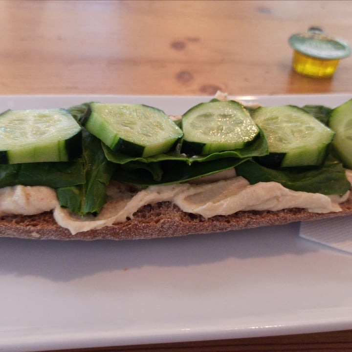 review photo of Portobello Horno Cafetería Tostada de Pan De Centeno Con Hummus, Espinaca Y Pepino shared by @mjpb on 02 Nov 2020 - review