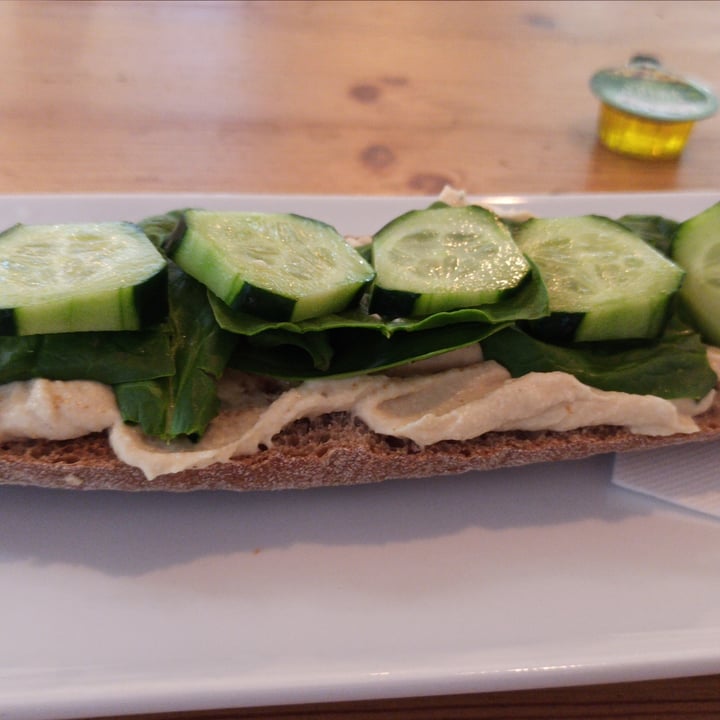 photo of Portobello Horno Cafetería Tostada de Pan De Centeno Con Hummus, Espinaca Y Pepino shared by @mjpb on  02 Nov 2020 - review