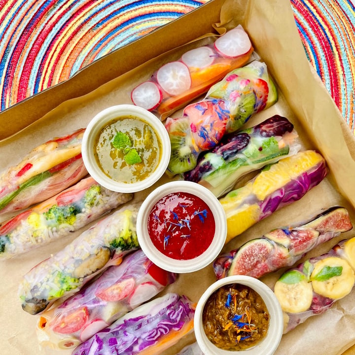 photo of Wakamama Atypical Rainbow Rice Paper Roll Raw Vegan shared by @veganpanda on  22 Jun 2021 - review