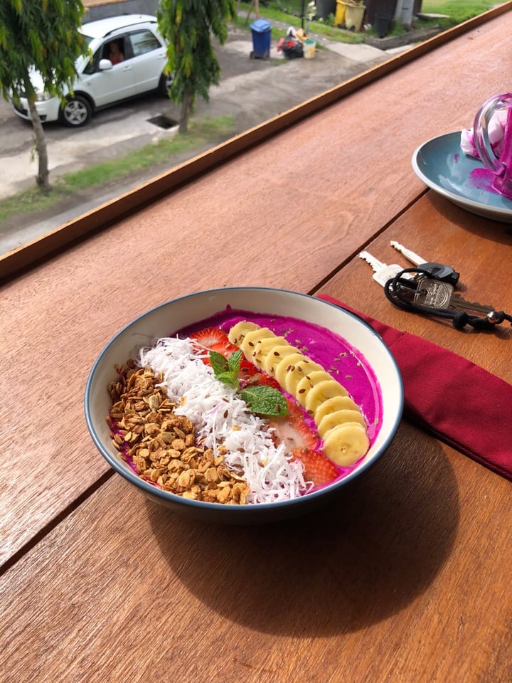 review photo of Manas Cafe Dragonfruit smoothie bowl shared by @yolcsita on 07 Mar 2020 - review