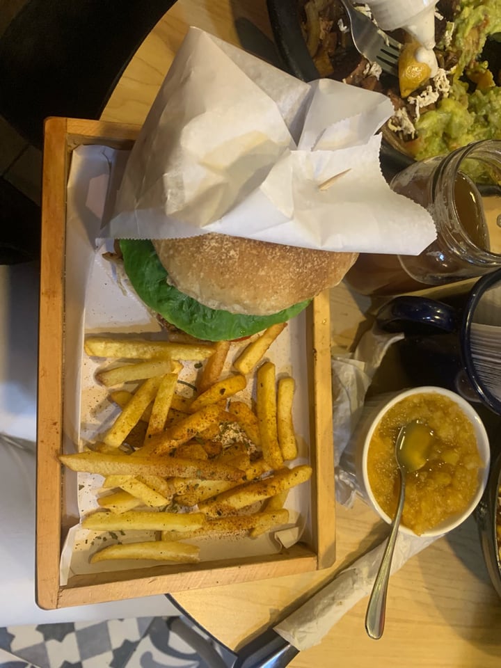 photo of La Cocinita Verde - Comida Vegana Hamburguesa de falafel shared by @danieclozada on  29 Dec 2019 - review