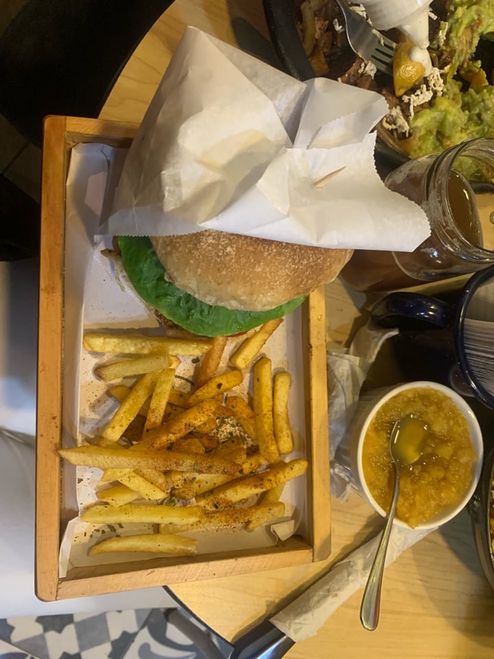 review photo of La Cocinita Verde - Comida Vegana Hamburguesa de falafel shared by @danieclozada on 29 Dec 2019 - review