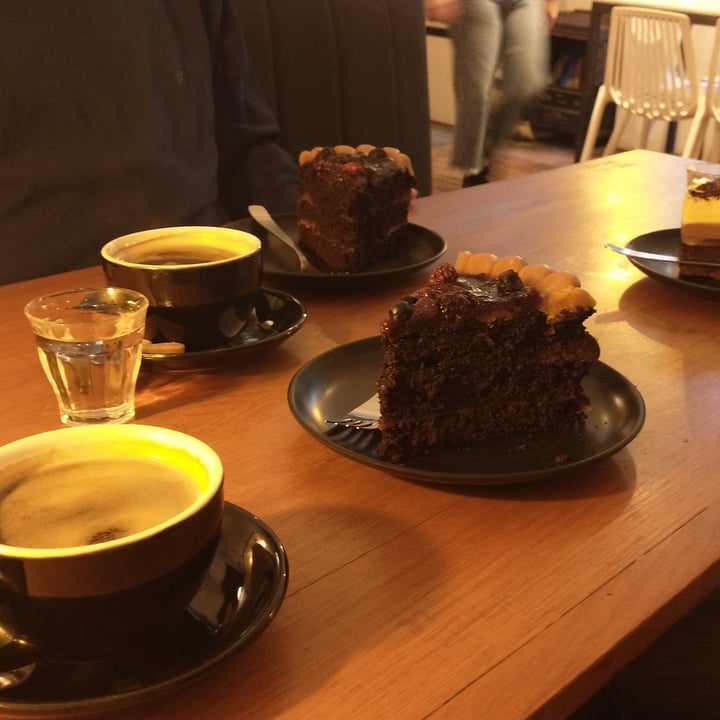 photo of Charola Torta De Chocolate, Pasta De Mani Y Frutos Rojos shared by @asteramellus on  04 Jul 2022 - review