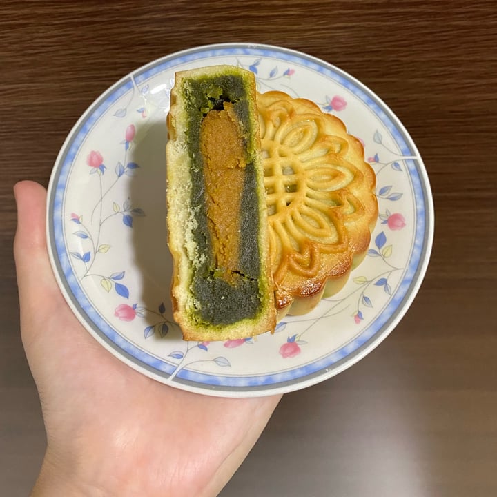 review photo of nomVnom Bistro Uji Matcha Single Yolk Mooncake shared by @helloitsjolyn on 21 Sep 2021 - review