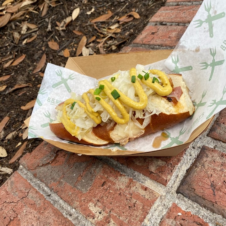 review photo of B.B. Wolf's Sausage Co. plant based bratswurst sausage shared by @starybear on 20 Aug 2021 - review