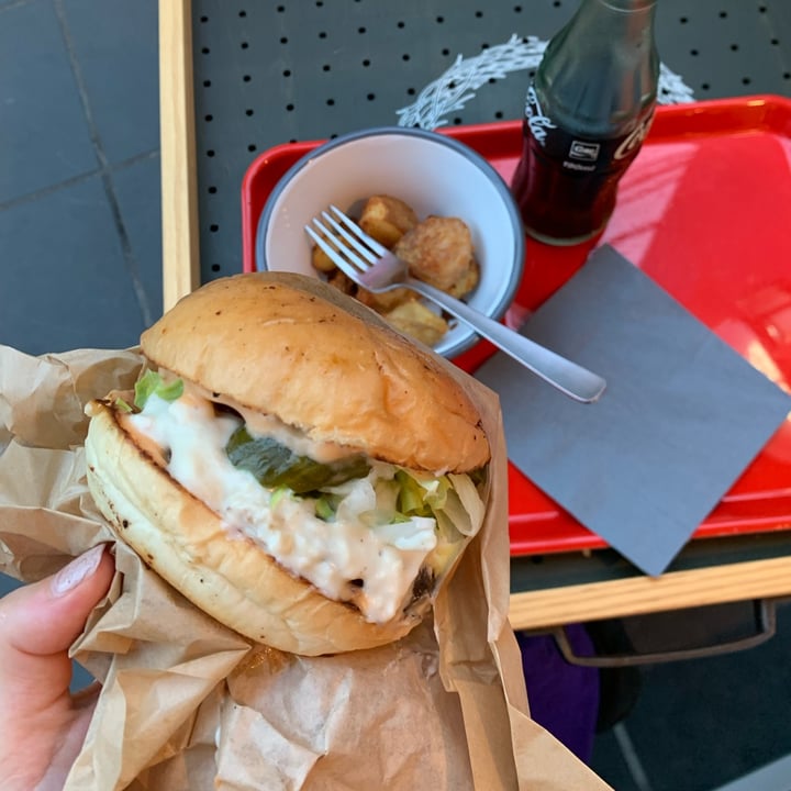 photo of SUPERIORITY BURGER quinoa burger with potatoes shared by @agneee on  07 Nov 2022 - review