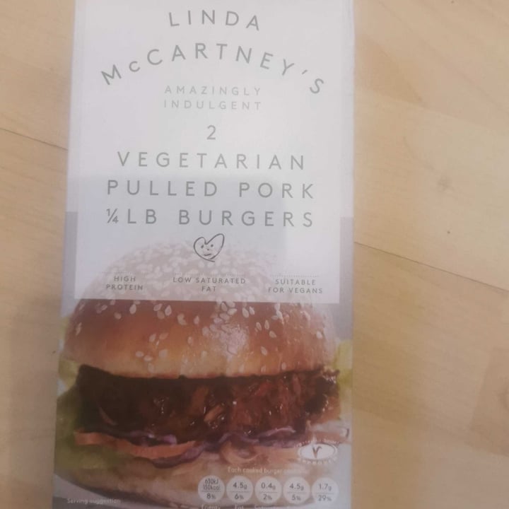 photo of Linda McCartney's 2 Vegetarian Pulled Pork 1/4lb Burgers shared by @dudagraziano on  21 May 2020 - review