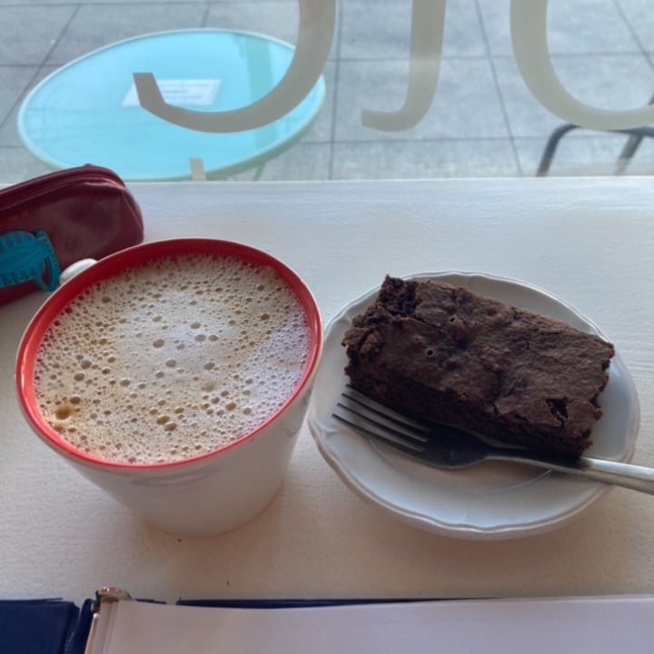 photo of Edible Flours Vegan and Specialty Bakery brownie shared by @silviia on  17 Apr 2022 - review