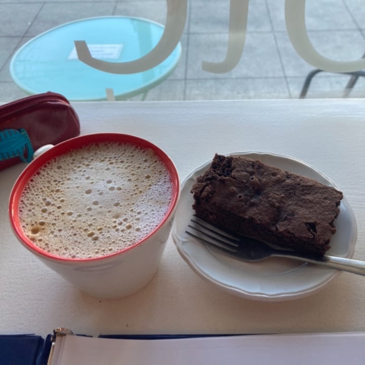 review photo of Edible Flours Vegan and Specialty Bakery brownie shared by @silviia on 17 Apr 2022 - review