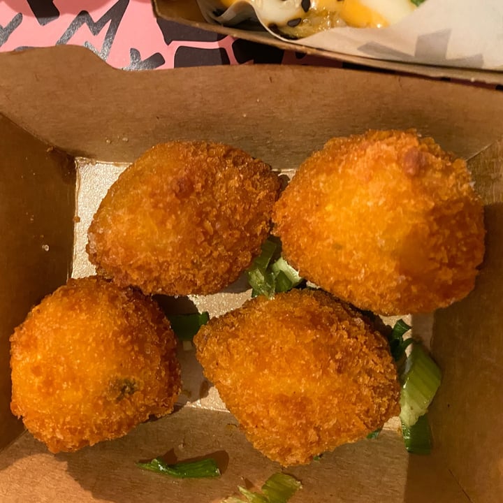 photo of Vegan Junk Food Bar mac and cheese balls shared by @holasoymylk on  24 Apr 2021 - review