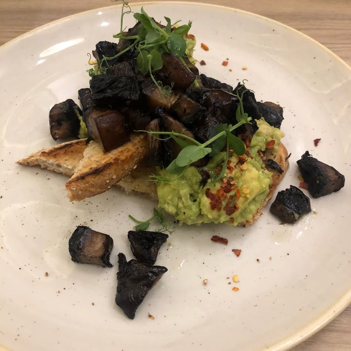 photo of Common Man Stan Marmite Toast with Avocado and mushroom shared by @daffydev on  20 Jun 2019 - review