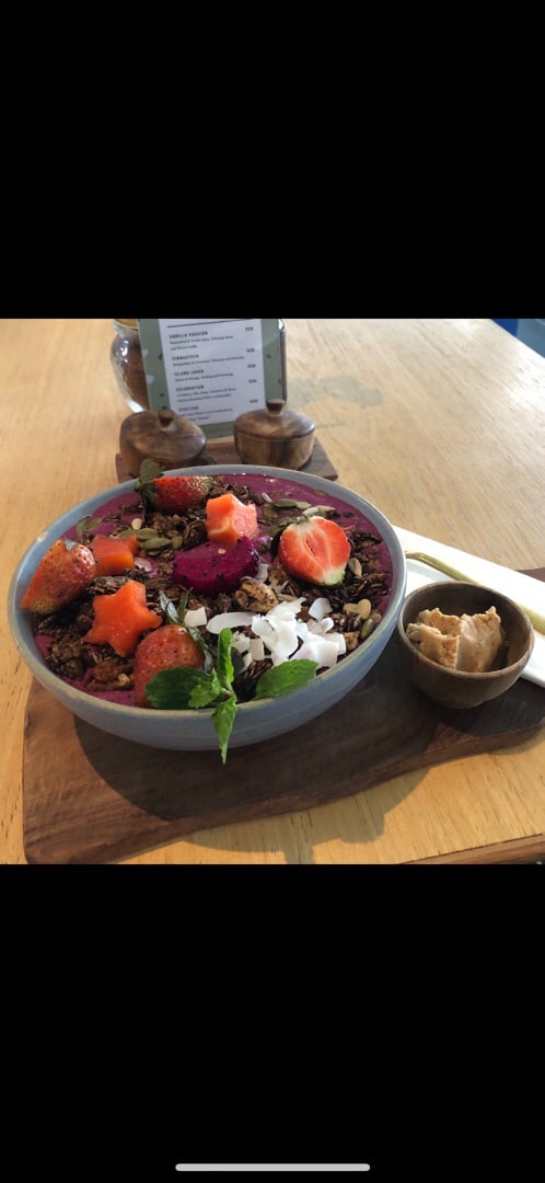 photo of Peloton Supershop Dragonfruit Smoothie Bowl shared by @bcuddy on  17 Jul 2019 - review