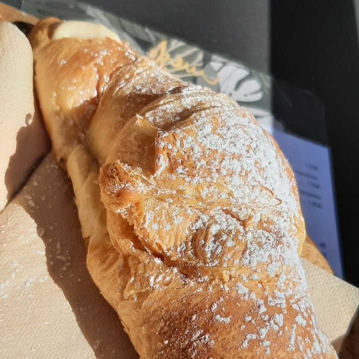 review photo of Efrem - Gourmet Boutique and Finest Bar Brioche bianco mandorla shared by @sassy94 on 12 Apr 2022 - review