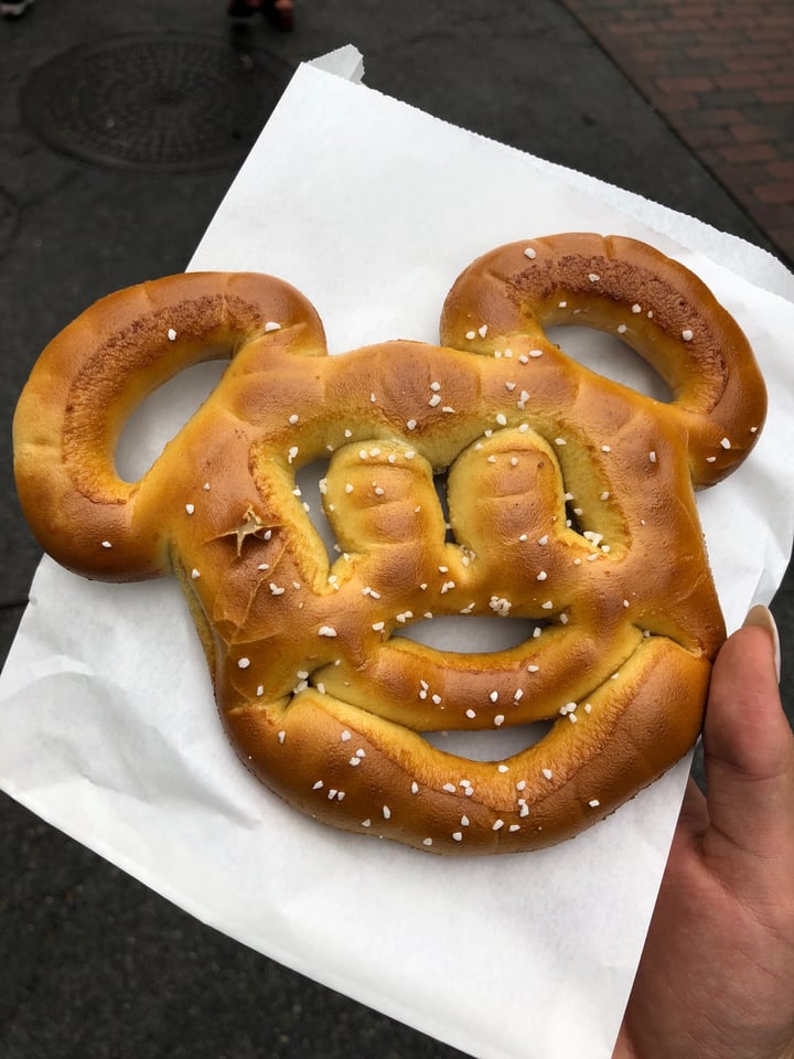 photo of Disneyland Park Mickey Mouse Pretzel shared by @sp3416 on  19 Mar 2019 - review