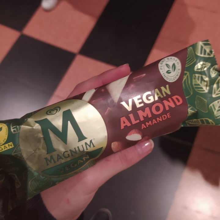 photo of Magnum Magnum Vegan Almond shared by @ayralotti on  29 Oct 2022 - review