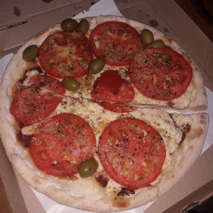 review photo of Olivia Empanadas & Pizzas - Avellaneda Pizza Queso De Almendras Morrón Cebolla Tomate shared by @comidaconsciente on 13 Jan 2021 - review