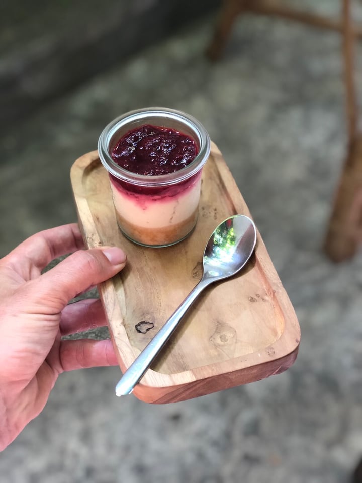 photo of NOMAD Cafe Boutique Vegan cheesecake shared by @beneatsseeds on  01 May 2019 - review