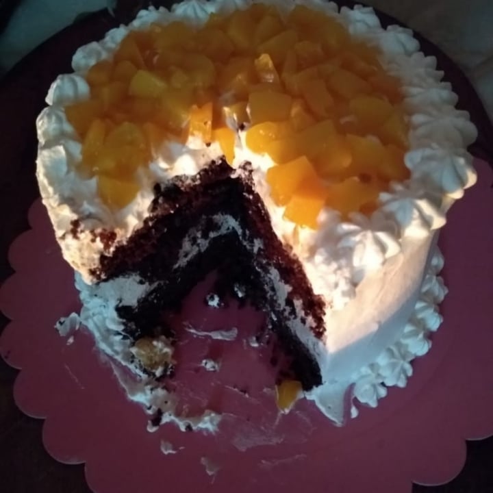 review photo of Vegnesha Torta de chocolate con crema y duraznos shared by @lourmarzi on 03 Sep 2021 - review