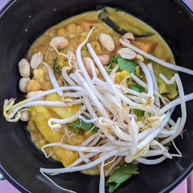 Photo of the dish “Curry thailandés de vegetales y garbanzos”