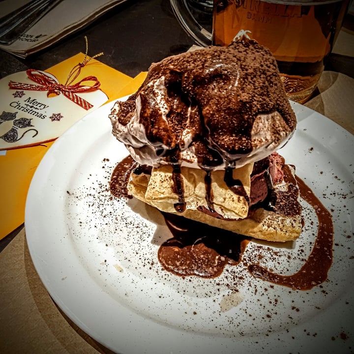 review photo of Vegania Veggie Bar Carabanchel Helado frutos rojos y miloja con chocolate shared by @goboline on 09 Dec 2021 - review