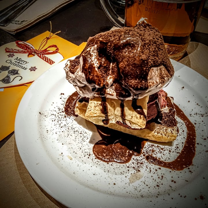 photo of Vegania Veggie Bar Carabanchel Helado frutos rojos y miloja con chocolate shared by @goboline on  09 Dec 2021 - review