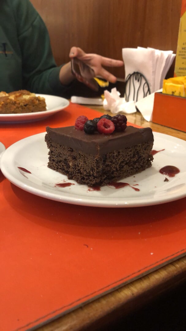 photo of COCONARANJA tienda & resto Brownie con Frutos Rojos shared by @juliaarena on  16 Sep 2019 - review