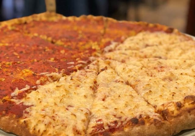 菜肴“Rinotta and Diaya Cheese Pizza”的照片