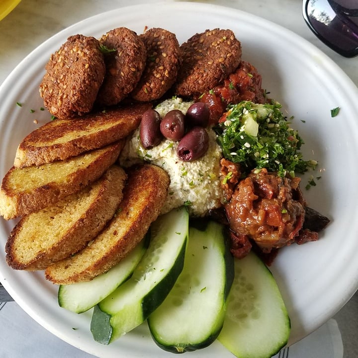 photo of Cafe Gratitude Venice Welcoming Mediterranean Plate shared by @ambularfortheanimals on  30 Jun 2018 - review