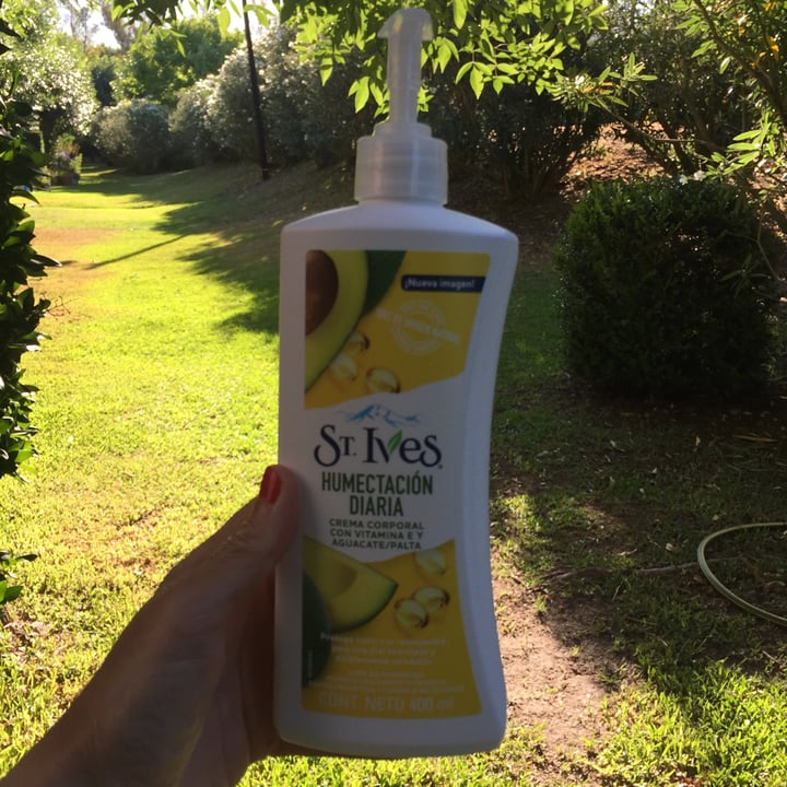 photo of St. Ives Crema Corporal Con Vitamina E Y Aguacate/Palta shared by @lolimiqueo on  02 Jan 2021 - review