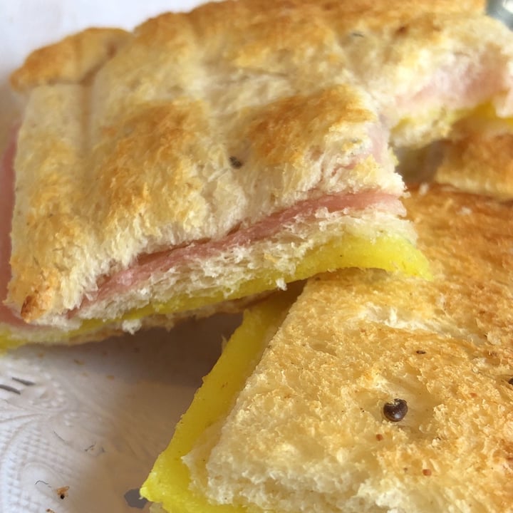 review photo of OrienTés - Casa de té de Mar del Plata sandwich de miga jamón y queso vegano (a base de arroz) shared by @vikialew on 18 Jan 2022 - review