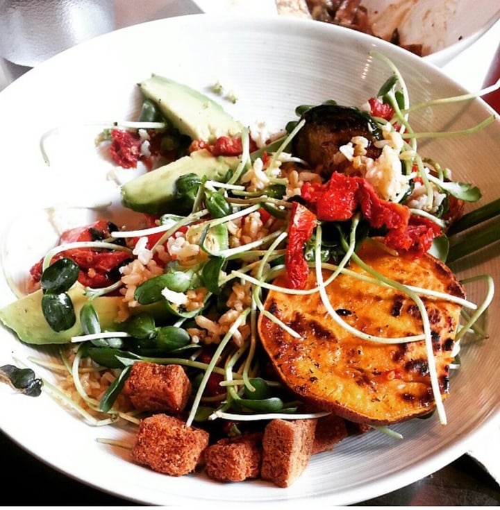 review photo of Fresh on Bloor Beach Bowl shared by @cassalyssaa on 27 Mar 2020 - review