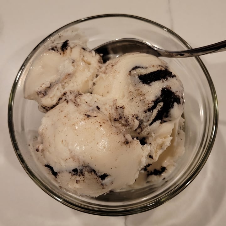 photo of Bruster's Real Ice Cream Cookies & Cream shared by @yourfriendjen on  09 May 2022 - review