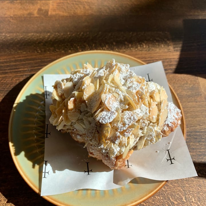 photo of Smith and Deli Almond Croissant shared by @iak46 on  03 Jan 2022 - review